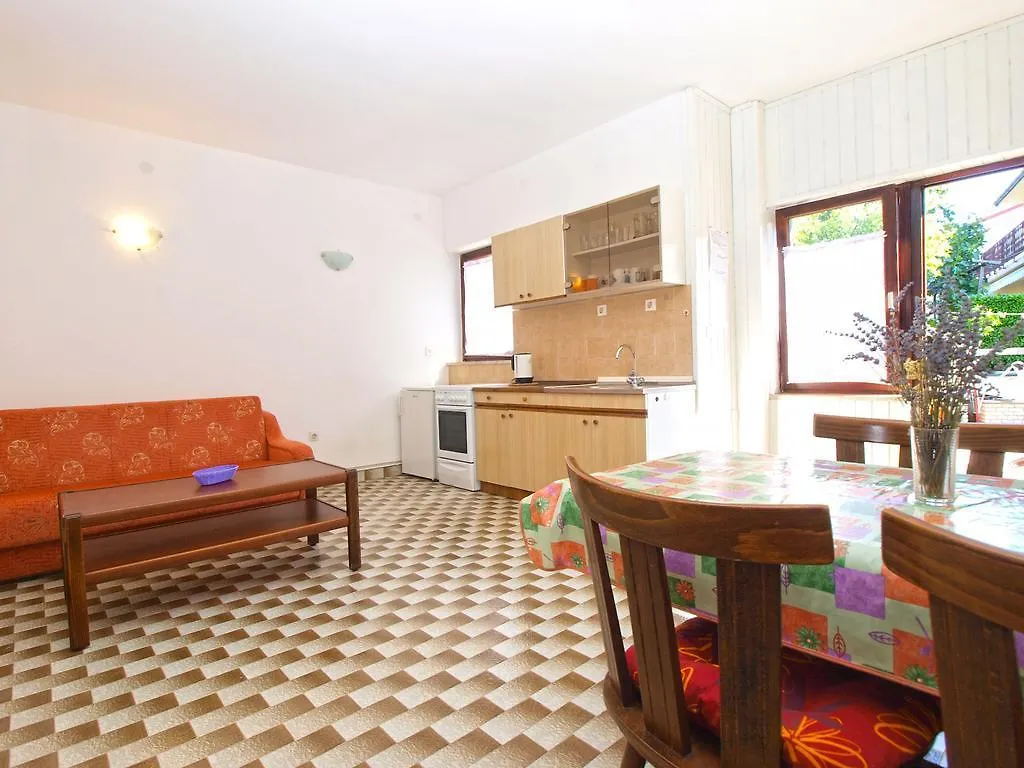 Apartment Burmy Pola