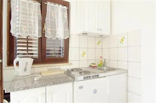 Apartment Burmy Pola 3*,