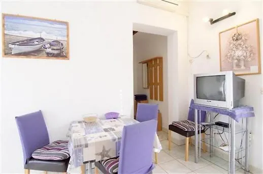 Apartment Burmy Pola Affittacamere