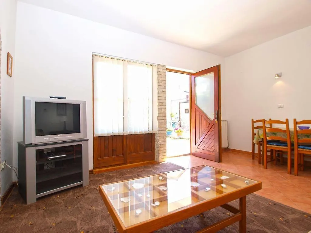 Apartment Burmy Pola Affittacamere